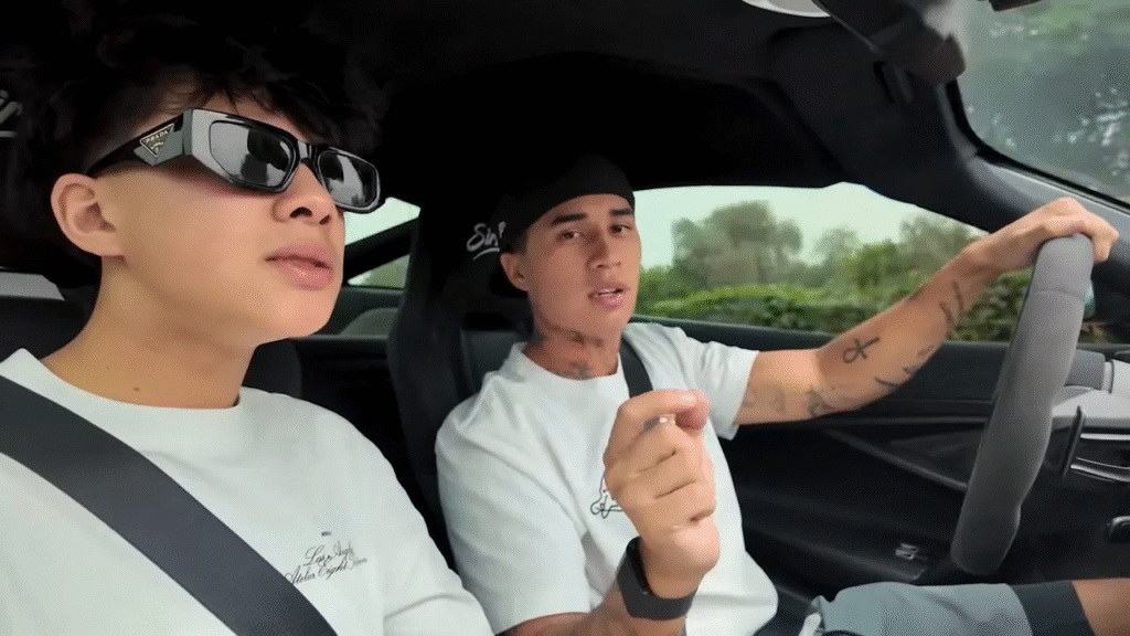 Deux personnes à l'intérieur d'une supercar, conducteur au volant et passager côte à côte