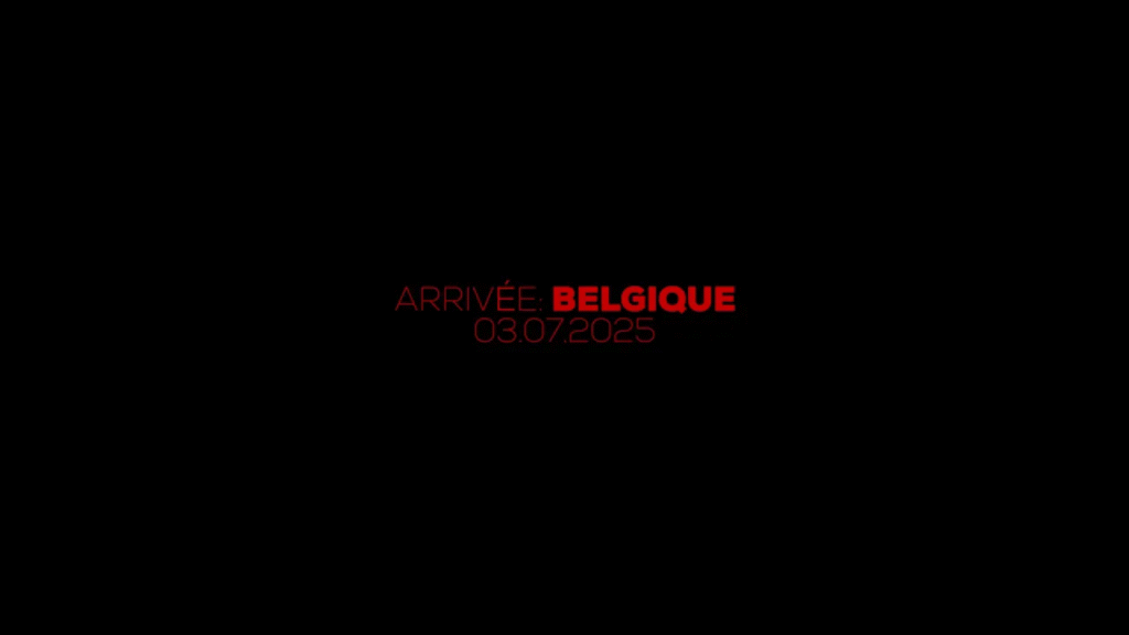 Texte rouge « ARRIVÉE: BELGIQUE 03.07.2025 » sur fond noir