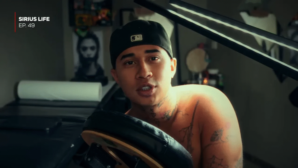 Portrait clair d'une personne torse nu recevant un tatouage, éclairage professionnel visible