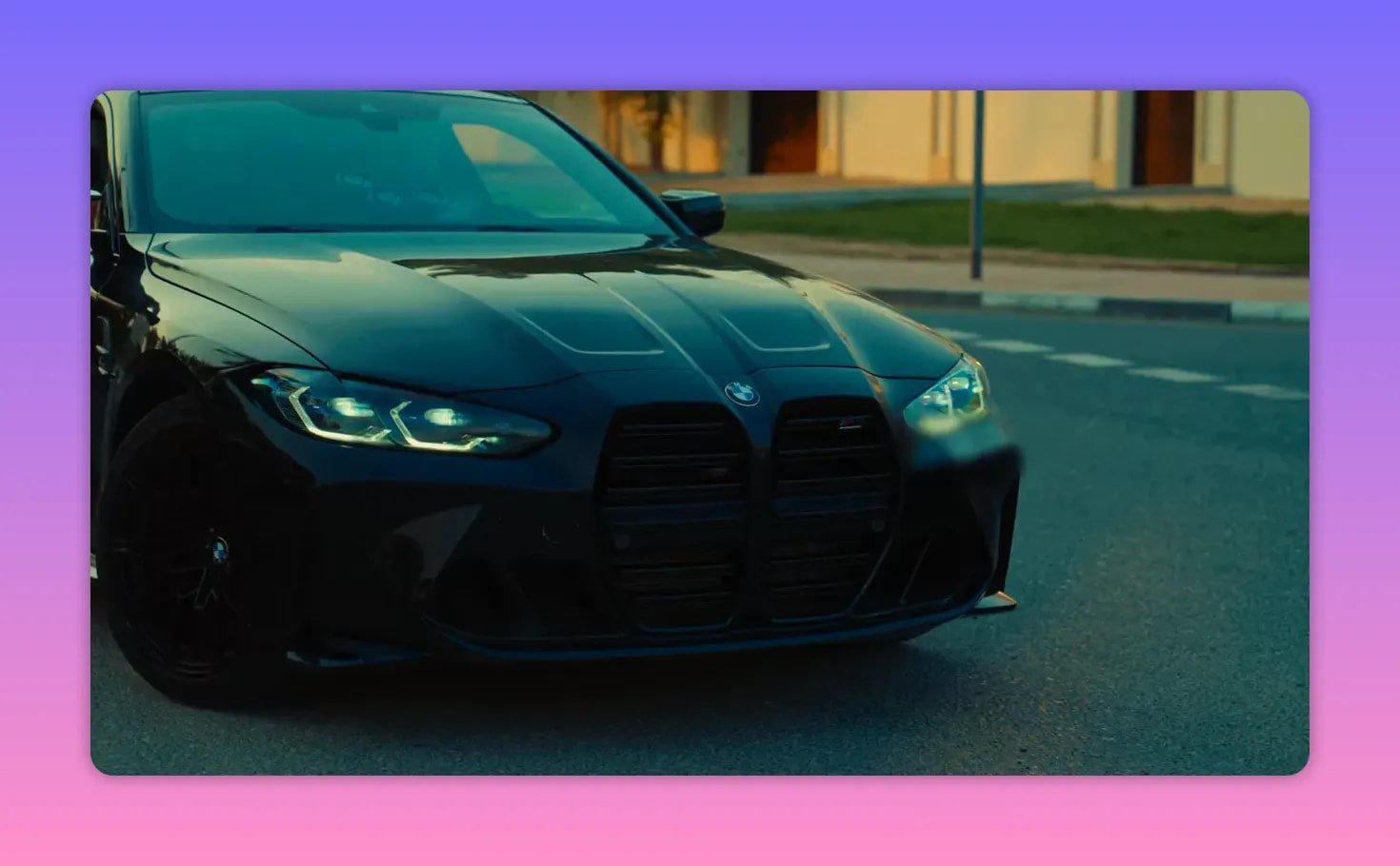 BMW M4 noire vue de face avec phares allumés