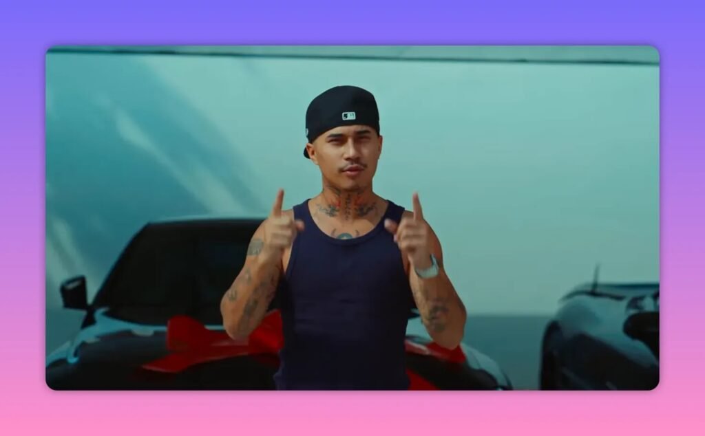 Anthony debout devant une BMW M4 noire avec un grand ruban rouge, visibilité claire de la voiture et du décor à Dubaï.