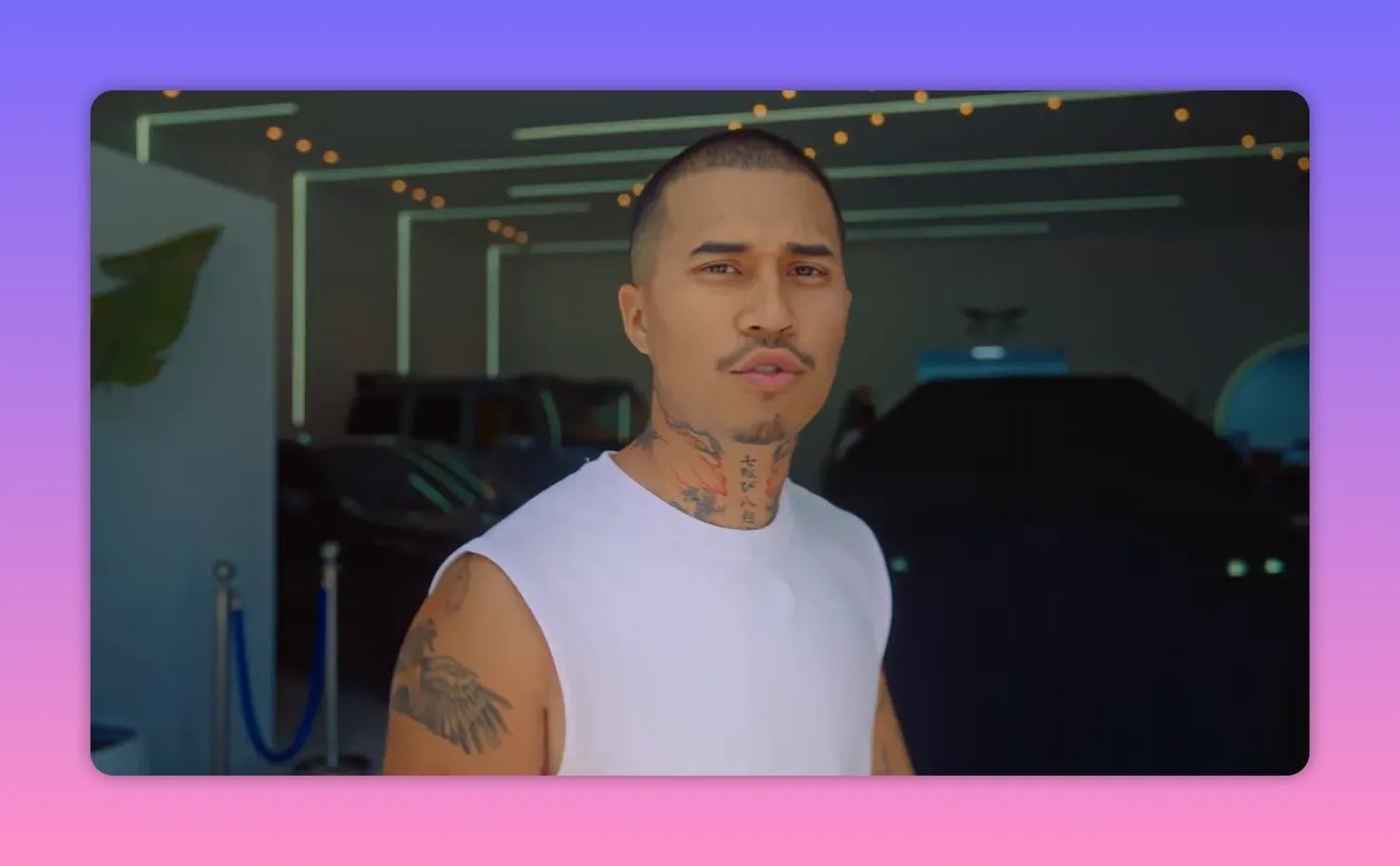 Portrait d'un homme devant une voiture recouverte dans un showroom, ambiance de reveal