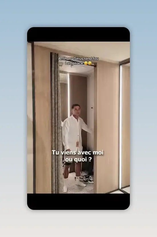 Homme en chemise blanche debout dans l’encadrement d’une cabine avec du texte à l’écran