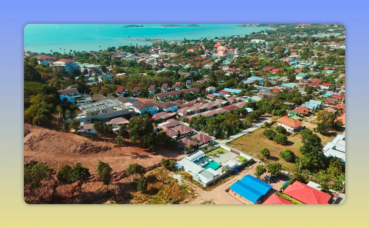 Vue aérienne de villas sur une colline dominant la côte de Koh Samui