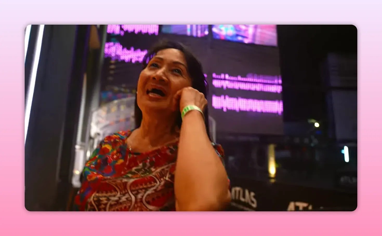 Anthony et sa grand mère souriants devant la façade lumineuse du club Atlas à Bangkok