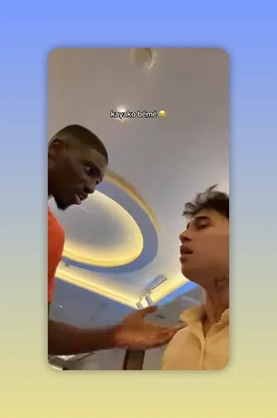 un homme en t-shirt rouge fait face à un homme en chemise claire dans une pièce lumineuse