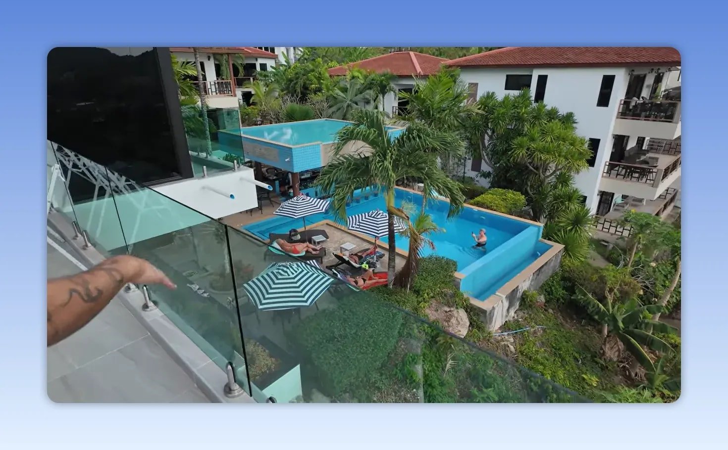 Vue plongeante sur la piscine et les terrasses d une villa sur une colline