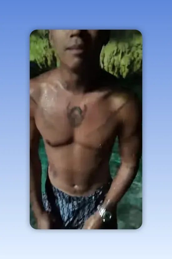 homme torse nu debout dans l eau avec sous-titres visibles