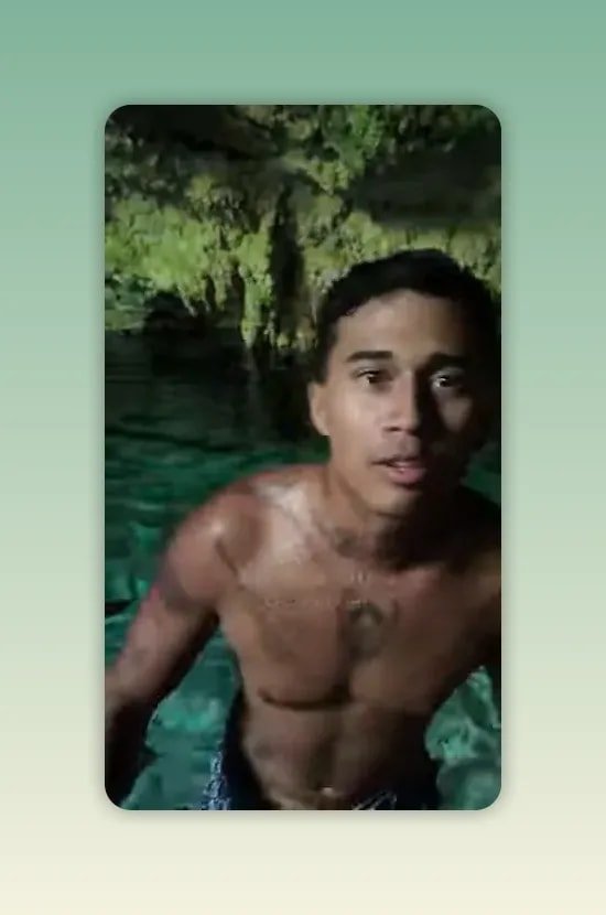 homme torse nu dans l eau de nuit avec sous-titre visible