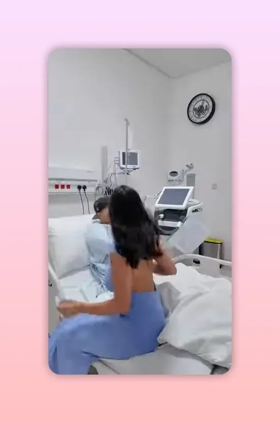 Femme en robe bleue assise au bord d un lit d hôpital face à un homme allongé