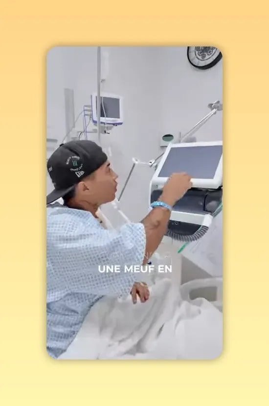 Personne en blouse d hôpital touchant l écran d un appareil médical