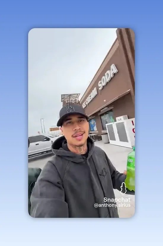 Façade d un bâtiment avec l inscription Alien Soda et une machine à glace devant